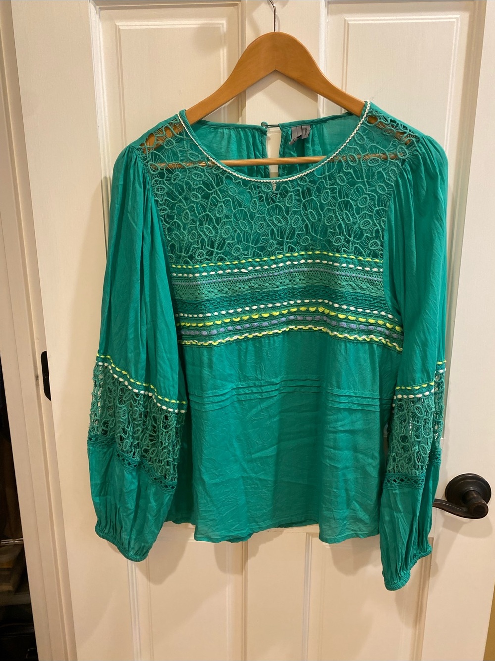 Green Embroidered Lace Accent Long-Sleeve Top, Womenβs Medium